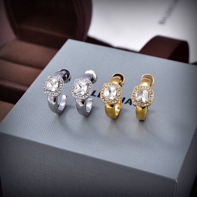 原单货新品 巴黎世家 Balenciaga 新款耳钉专柜一致黄铜材质电镀18K金 火爆款出货 设计独特 前卫 美女必备